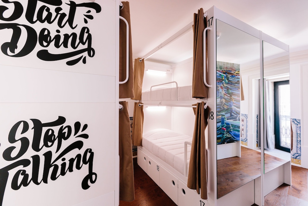 Shared Dormitory, Mixed Dorm, Private Bathroom (1 bed in 12 Bed Dorm) photo 2