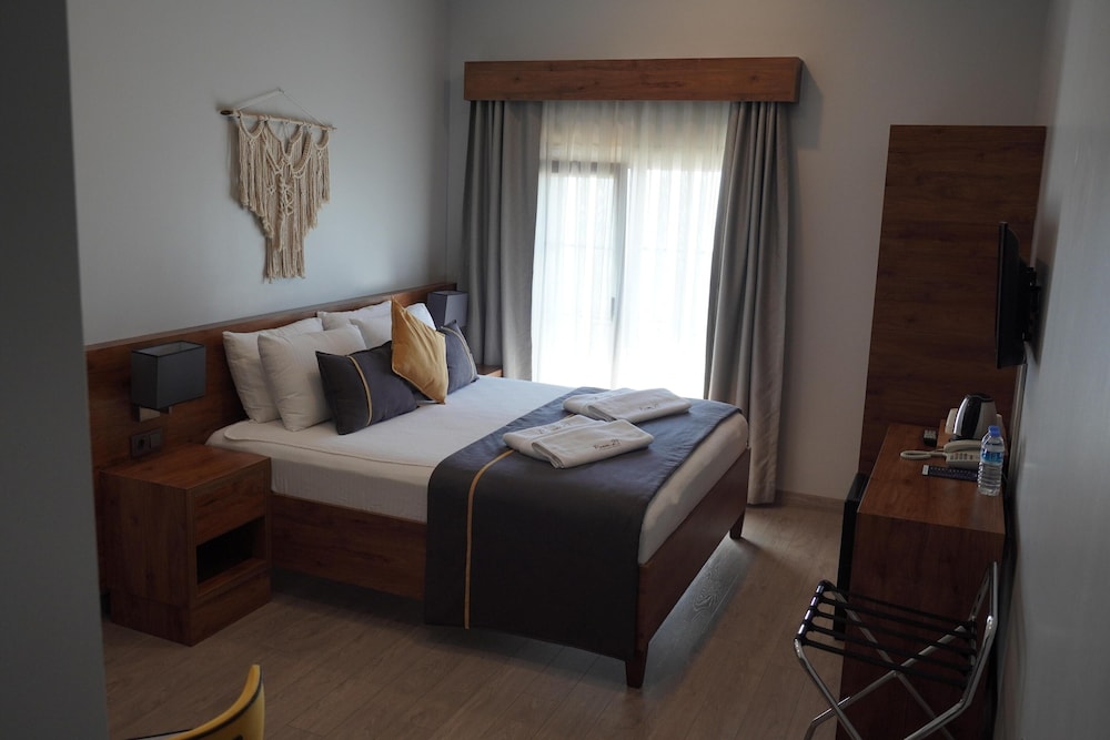 Deluxe Room, Partial Sea View photo 3