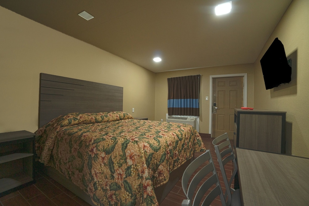 Room, 1 King Bed, Mobility Accessible, Non Smoking (Mobility, Roll-In Shower) - Photo 5