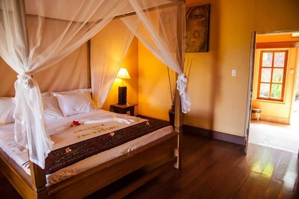 Premium Double Room, 1 King Bed, Pool Access, Sea View photo 2