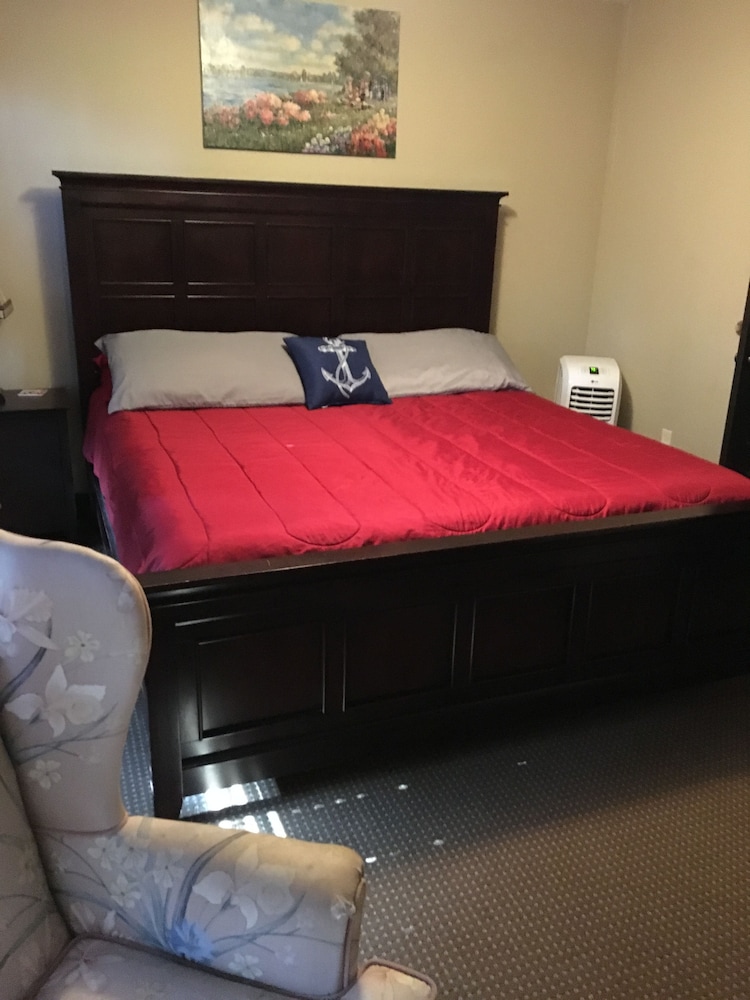 Basic Room, 1 King Bed photo 3