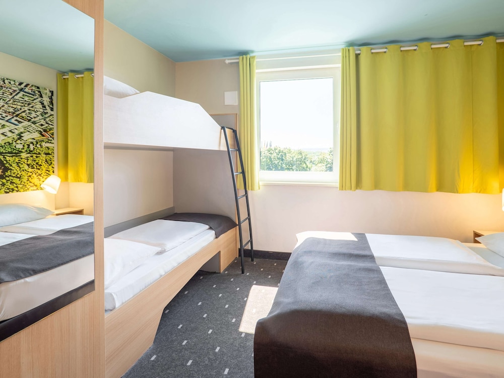 Quadruple Room thumbnail 5