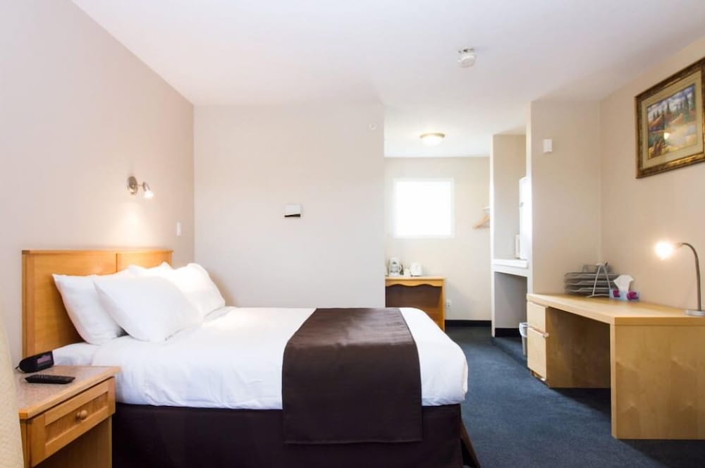 Deluxe Room, 1 Queen Bed photo 3