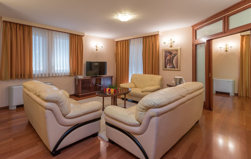 Deluxe Apartment, 2 Bedrooms, Terrace - Photo 9