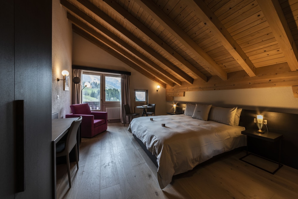 Junior Suite, 1 King Bed with Sofa bed, Balcony, Mountainside photo 3