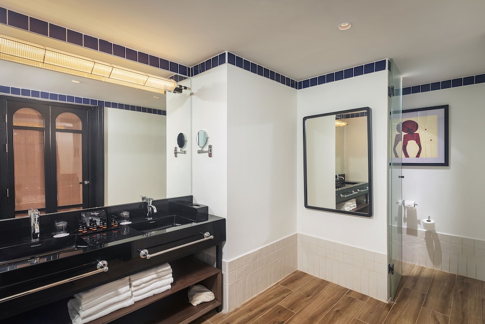 Privilege Swim Up Master Suite - Photo 3