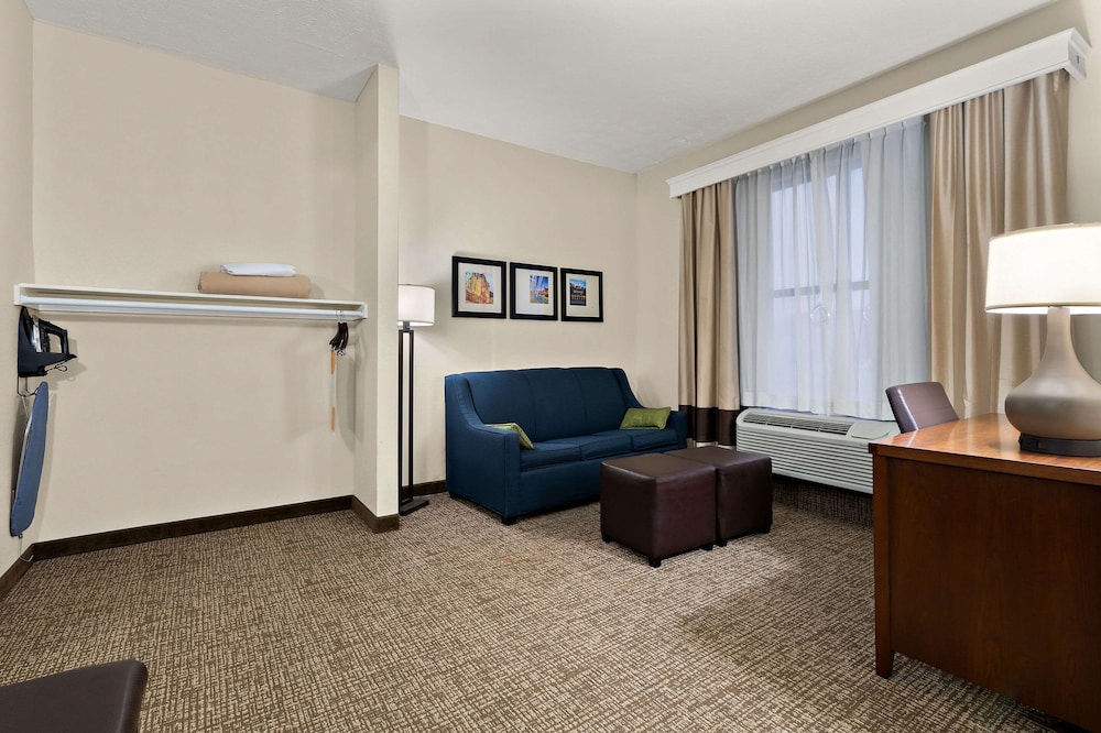 Suite, Accessible, Non Smoking - Photo 2