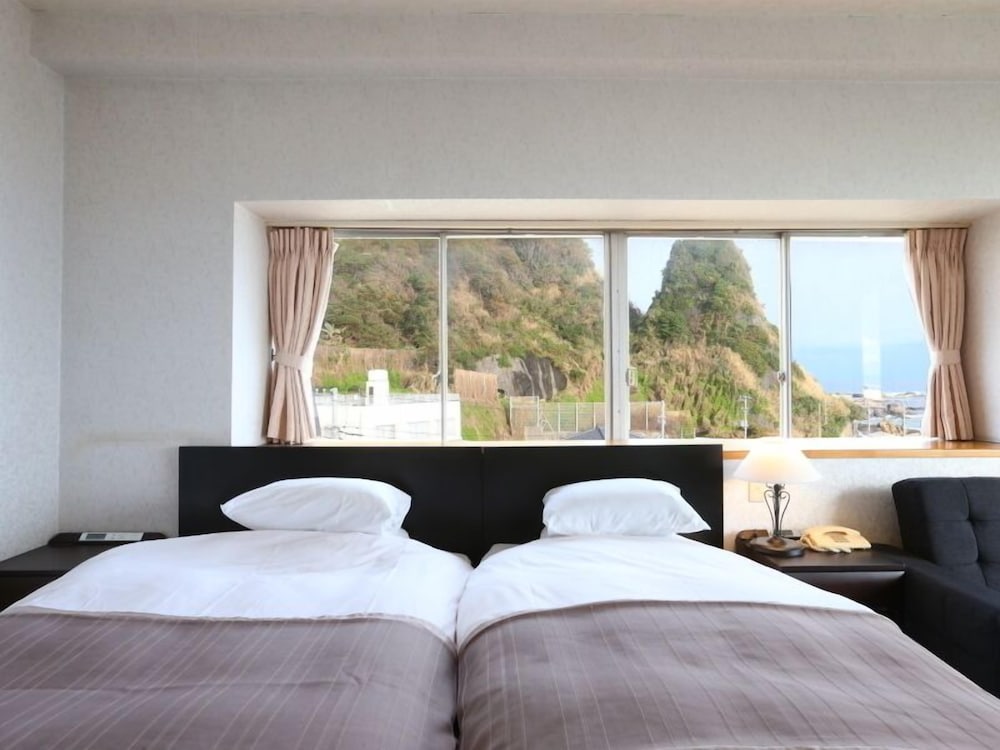 Deluxe Twin Room, Private Bathroom, Ocean View photo 2