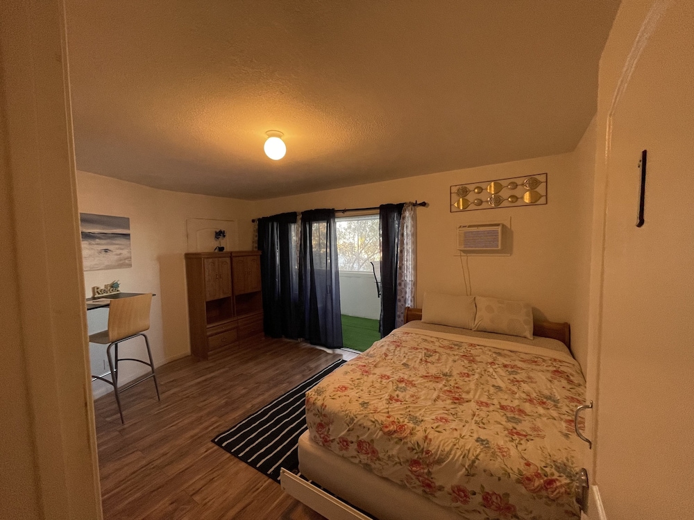 Basic Double Room, 1 Queen Bed, Balcony, City View photo 1