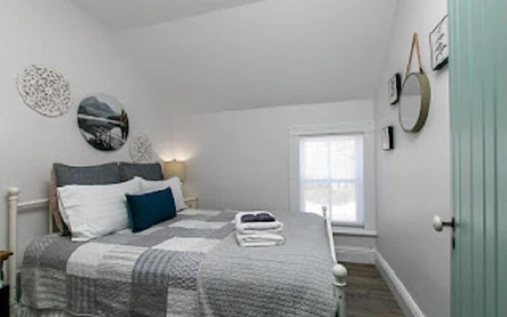 Deluxe Room, 1 King Bed, Private Bathroom photo 3