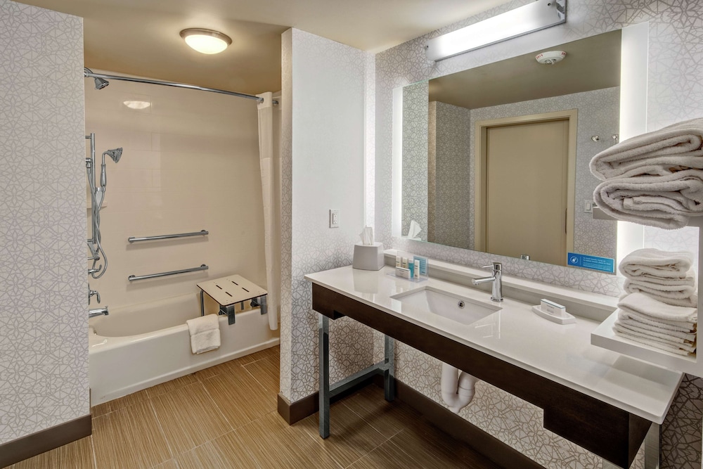 Room, 1 King Bed, Accessible, Bathtub (Hearing) - Photo 3