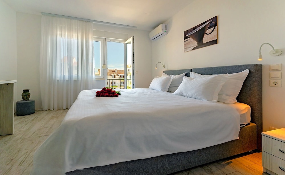 Classic Double Room, Balcony, Partial Sea View