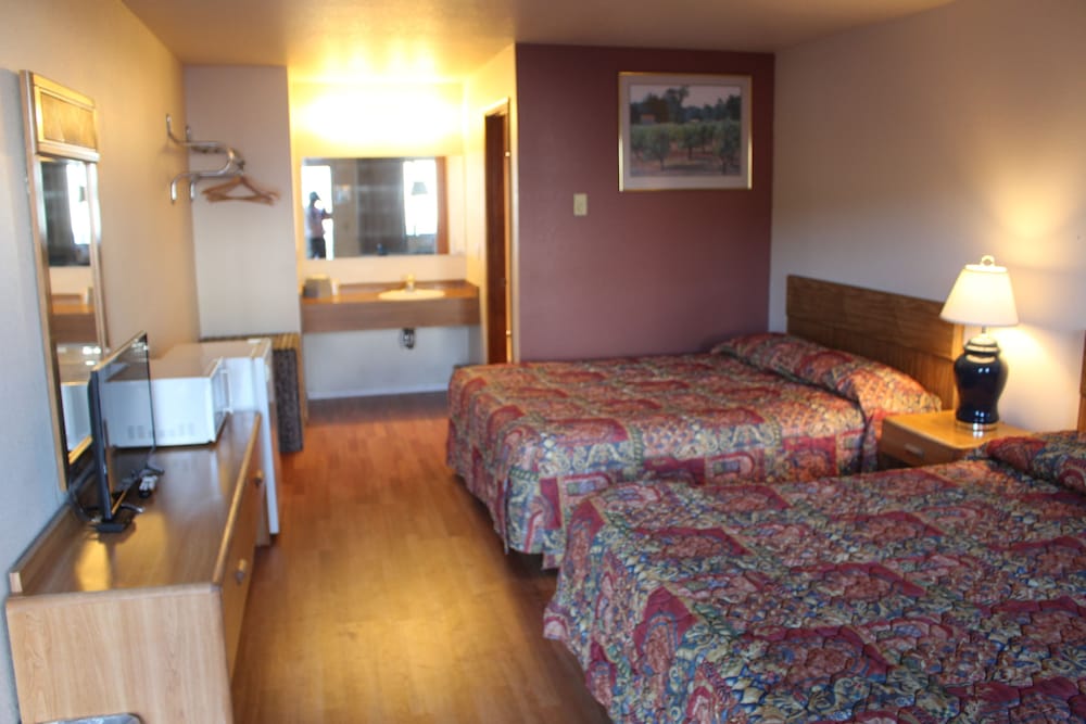 Standard Room, 2 Queen Beds, Non Smoking (Not Pet Friendly) photo 2