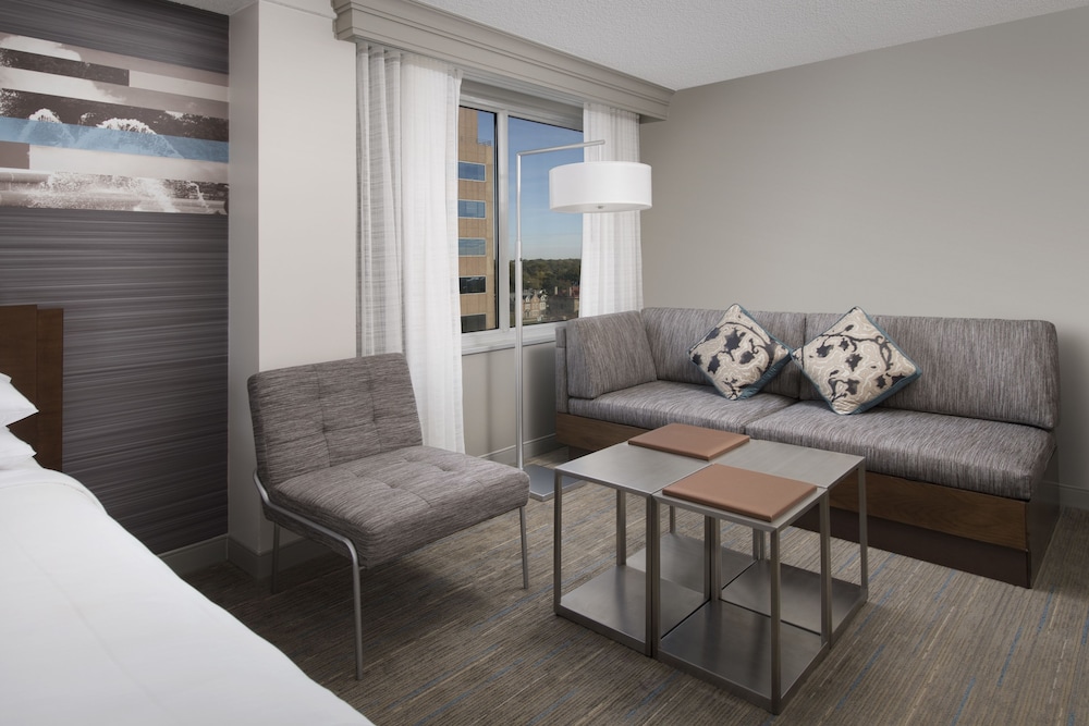 Executive Room, 1 King Bed with Sofa bed, Corner - Photo 3
