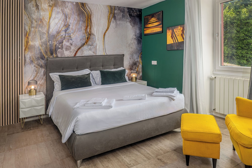 Superior Room, 1 Bedroom, Partial Lake View