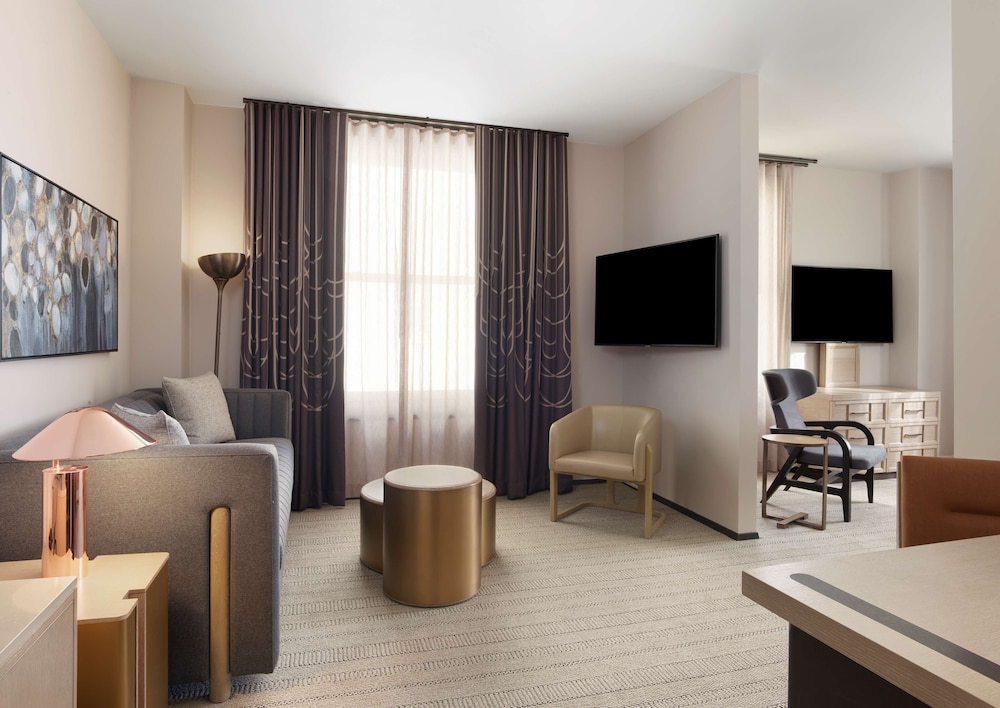 Junior Suite, 1 King Bed, Accessible (Mobility & Hearing, Roll-In Shower) - Photo 9