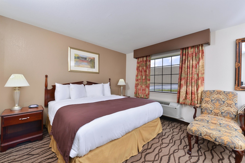 Room, 1 King Bed, Non Smoking (Celebration) photo 1