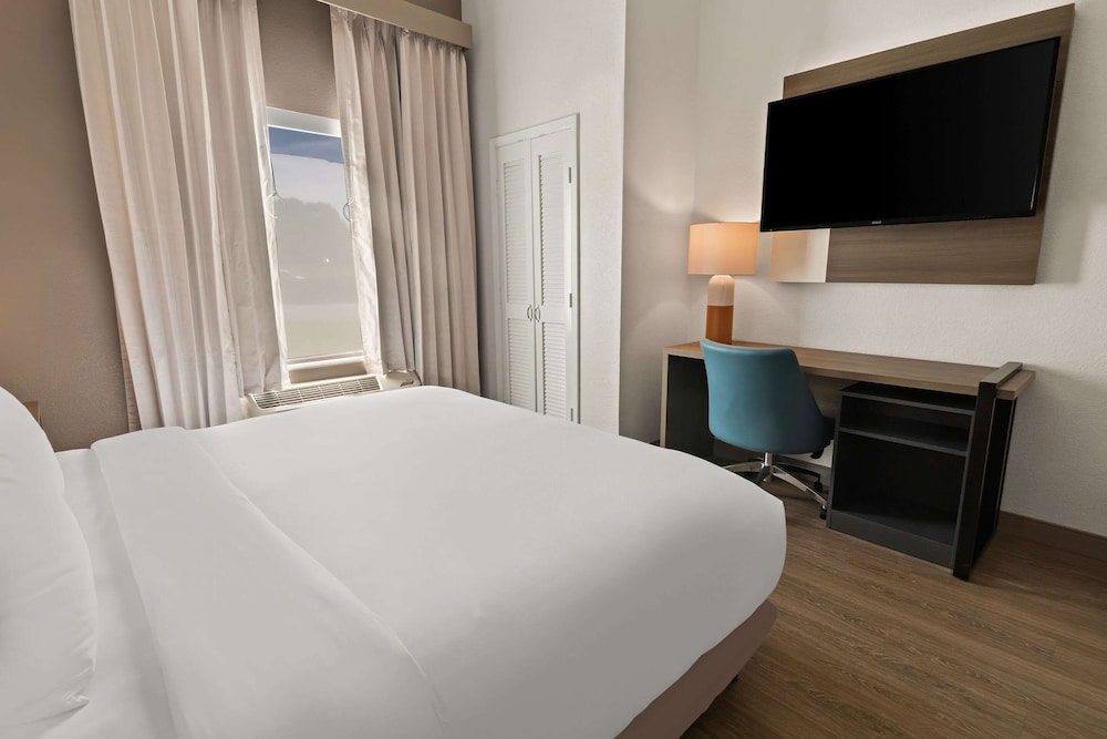 One King bed, non smoking, suite - Photo 8