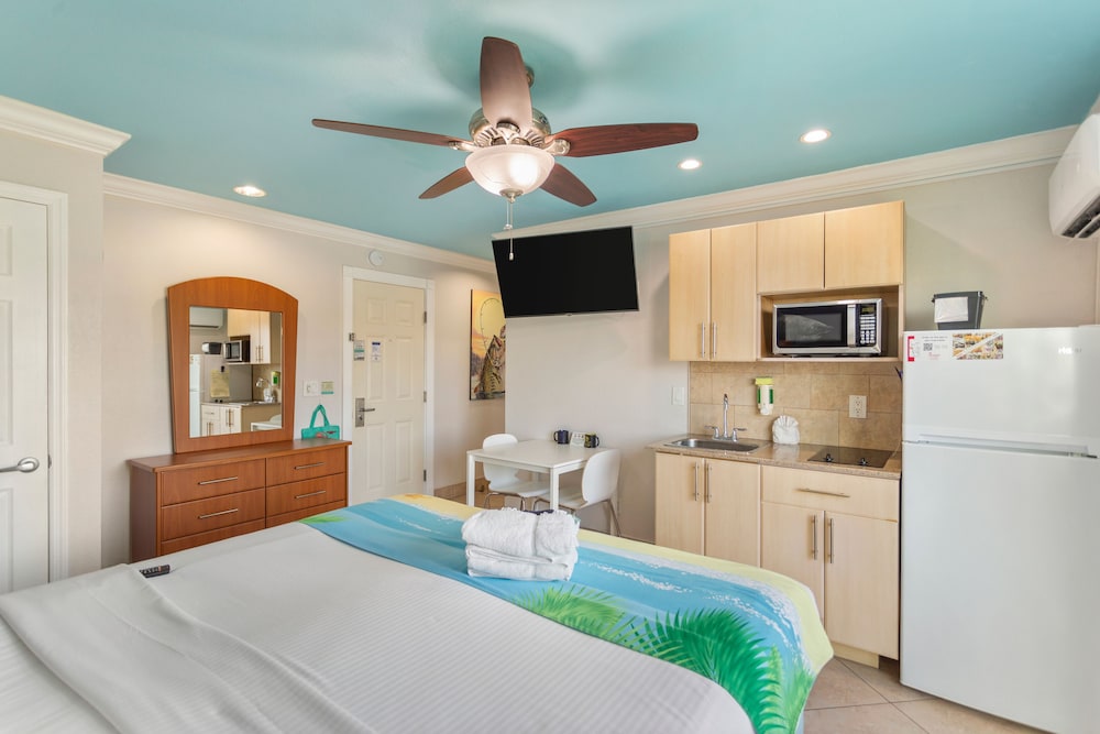 Suite, 1 Queen Bed, Balcony (Bayfront) - Photo 6