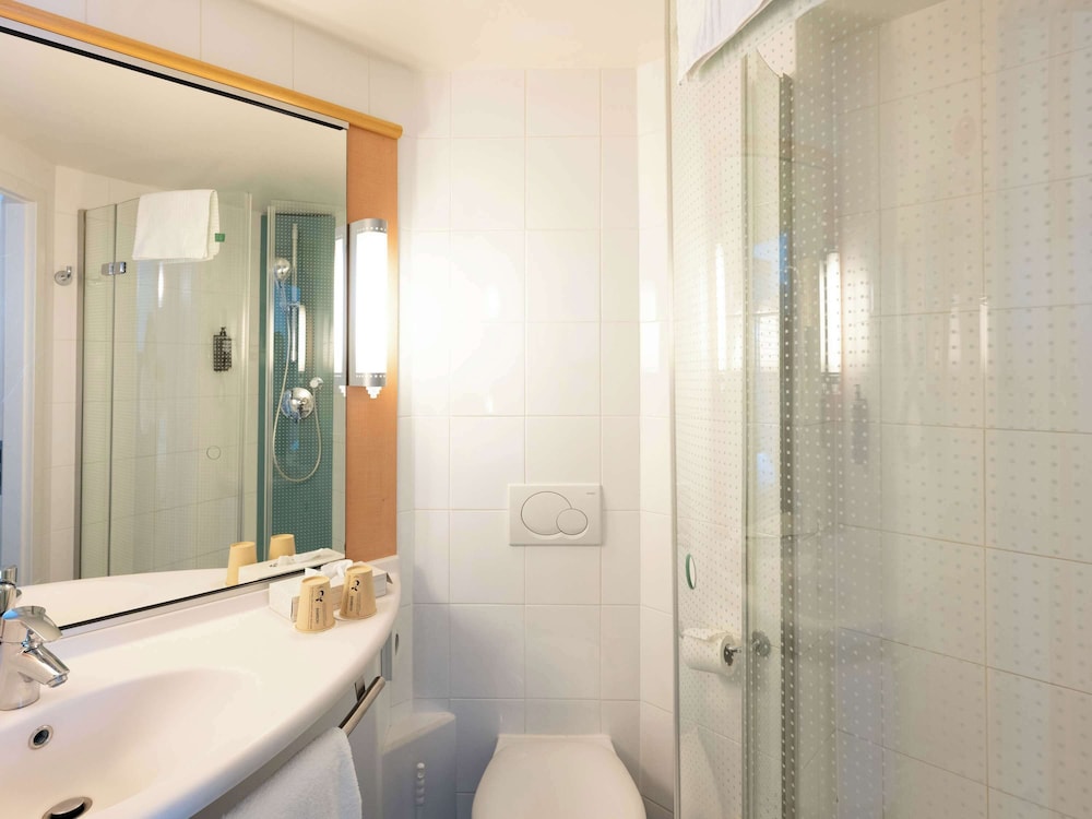 Room, Multiple Beds - Photo 8