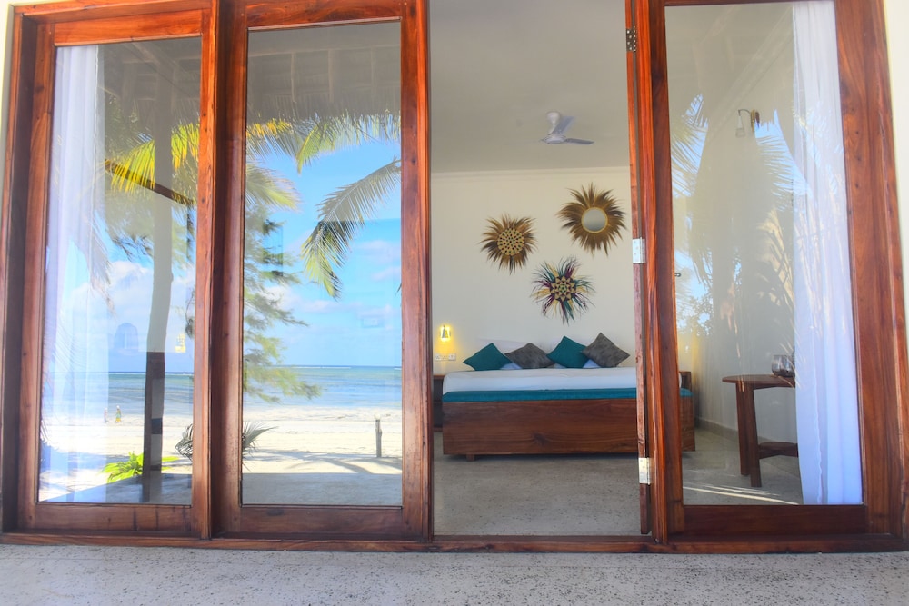 Elite Bungalow, 1 King Bed, Non Smoking, Ocean View photo 3