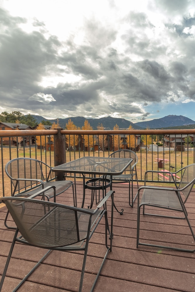 Room, 2 Queen Beds, Balcony, Mountain View photo 3