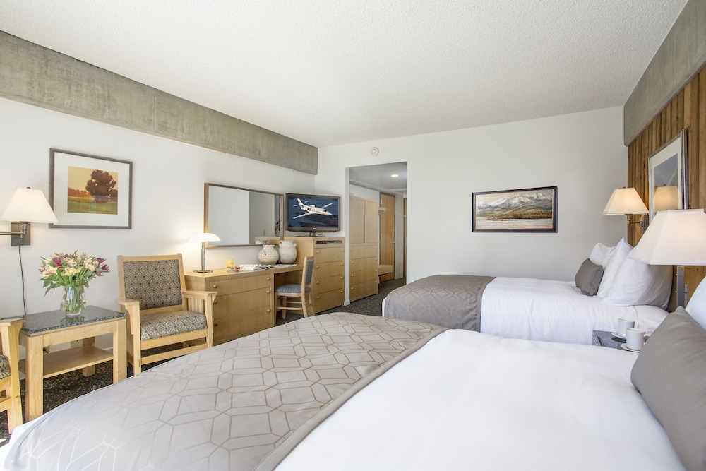 Standard Room, 2 Queen Beds, Refrigerator, Mountain View photo 2