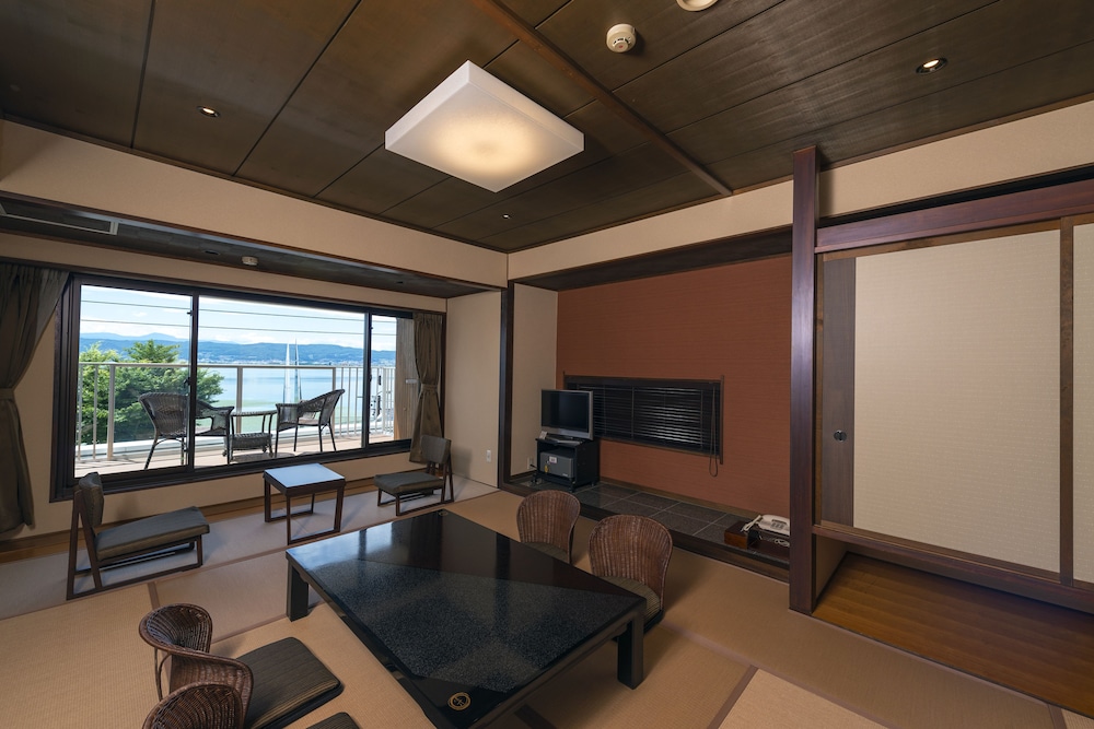 Traditional Japanese Room with Terrace (10 tatami mats), Non Smoking, Lake View photo 3