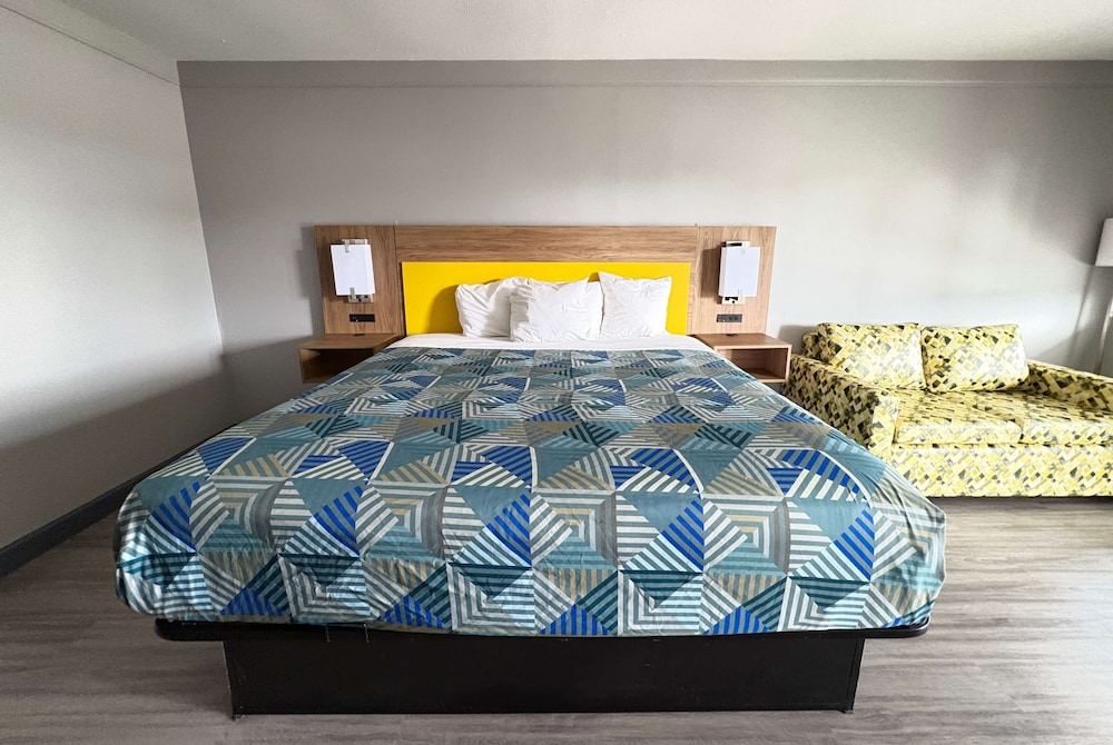 Room, 1 King Bed, Accessible, Non Smoking (Mobility, Roll-in Shower) photo 3
