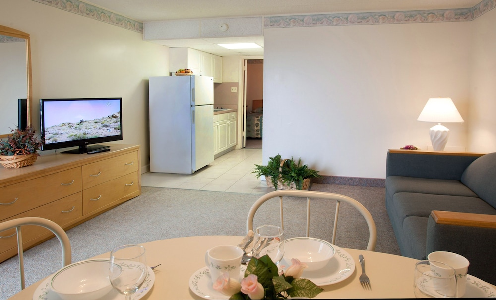 Suite, 1 Bedroom, Pool View (B) - Photo 2