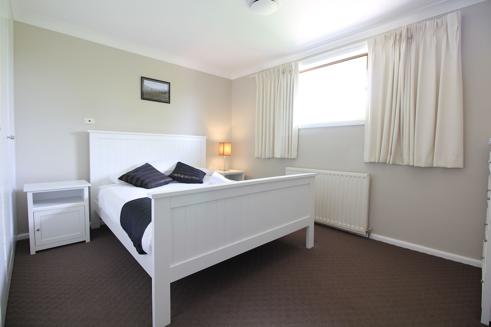 5 Bedroom Unit (4 Queens, 2 Single Beds)