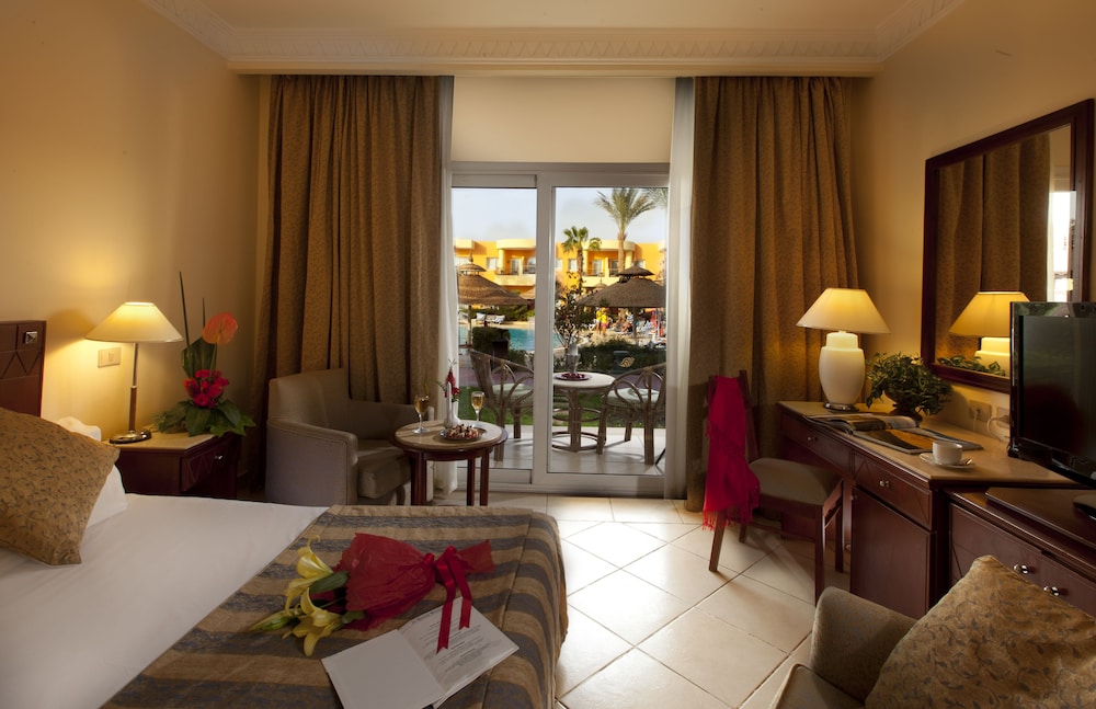 Standard Room, Pool View photo 3