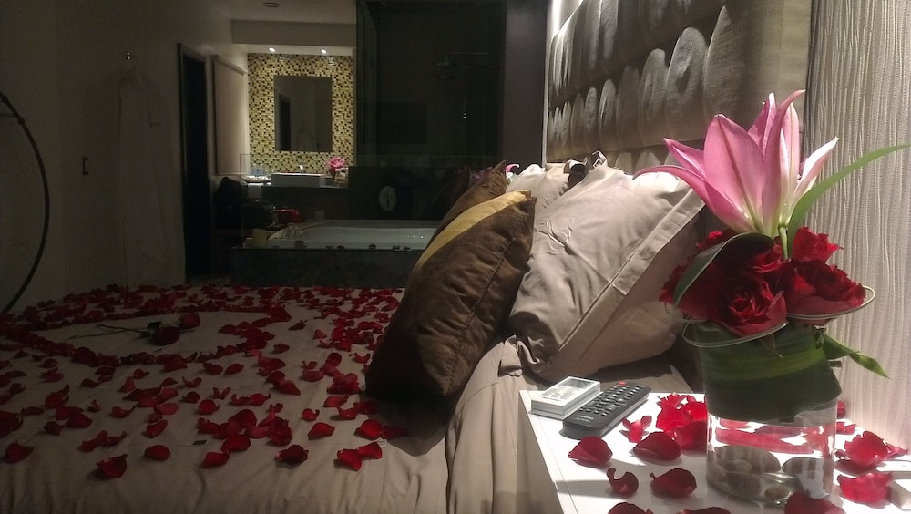 Romantic Suite, Jetted Tub photo 3