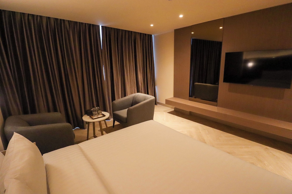 Deluxe Double Room, City View - Photo 7