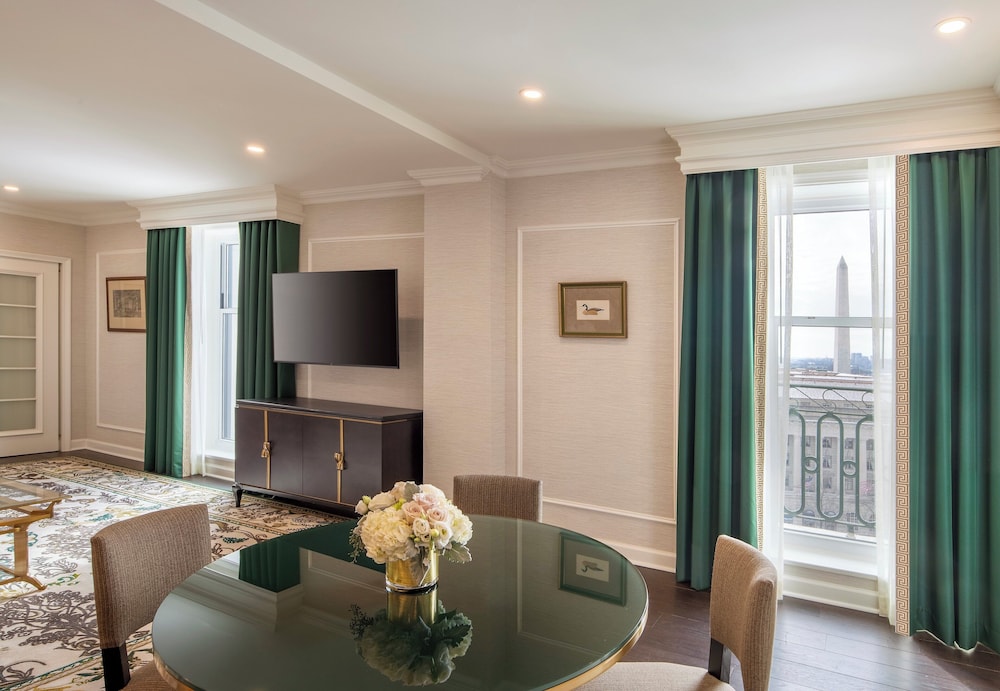 Suite, 1 King Bed (George Washington) thumbnail 6