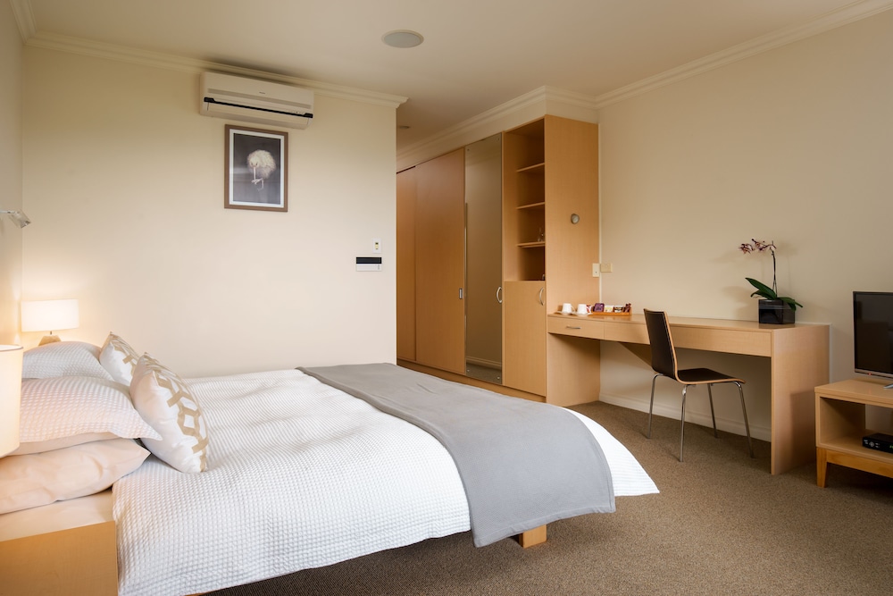 Luxury Double Room, 1 King Bed, Jetted Tub, Partial Lake View photo 2