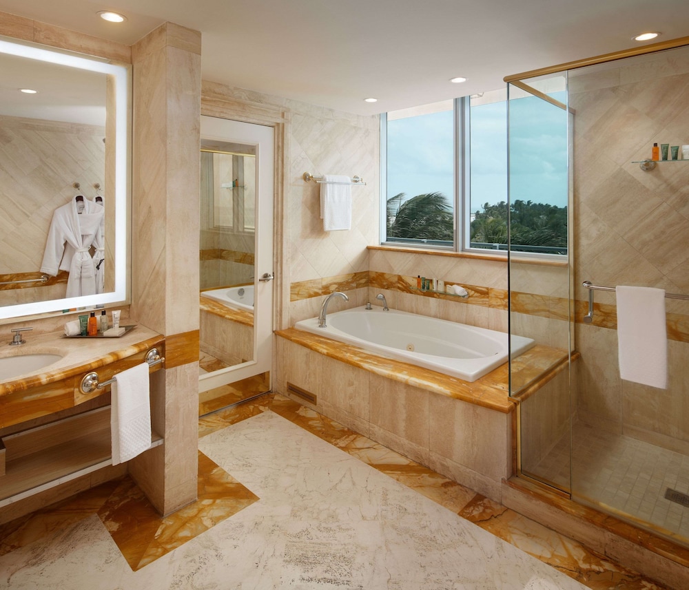 Suite, 1 King Bed, Balcony thumbnail 5