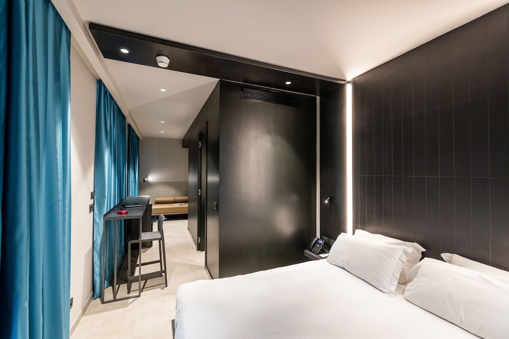Superior Double Room thumbnail 5