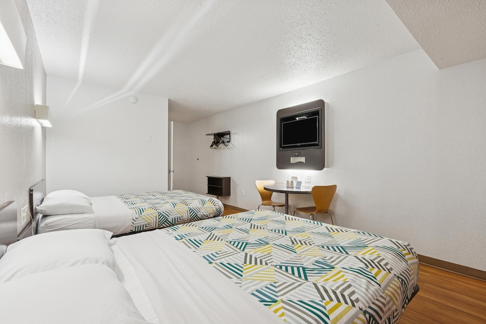 Standard Room, 2 Queen Beds, Non Smoking photo 1