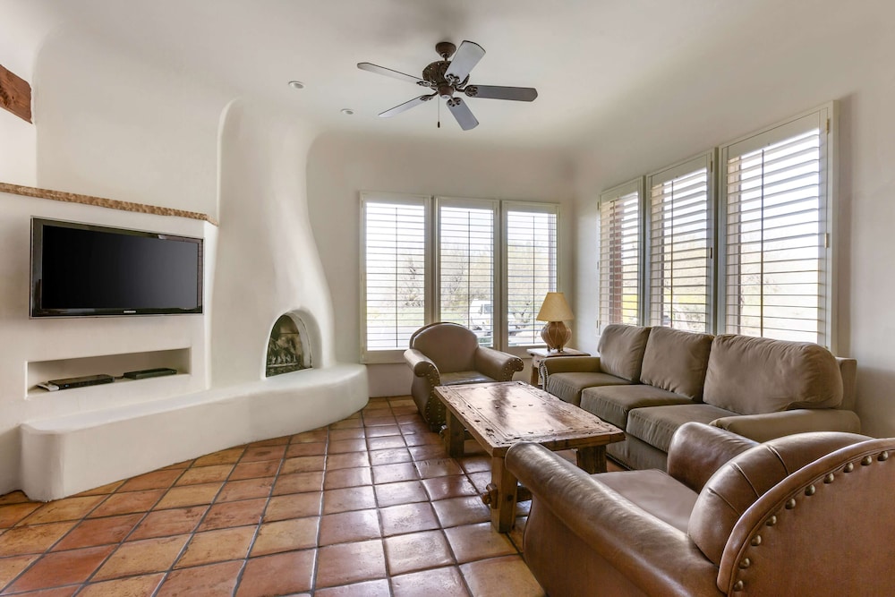 2 Bedroom 1 King 2 Twins Suite with Balcony or Patio - Photo 1