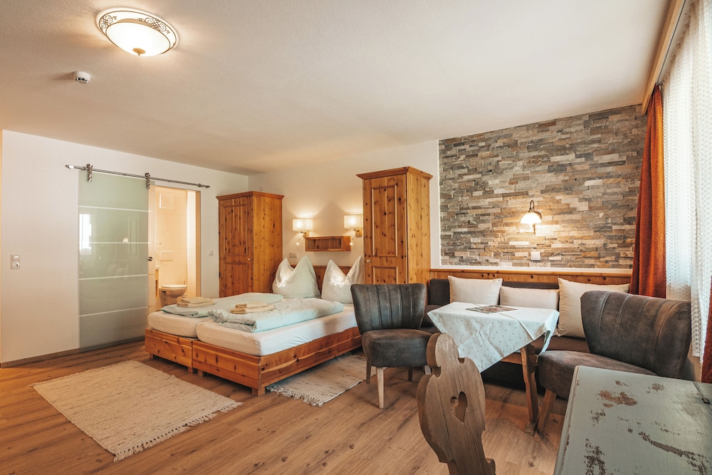 Deluxe Quadruple Room, Balcony, Mountain View photo 1