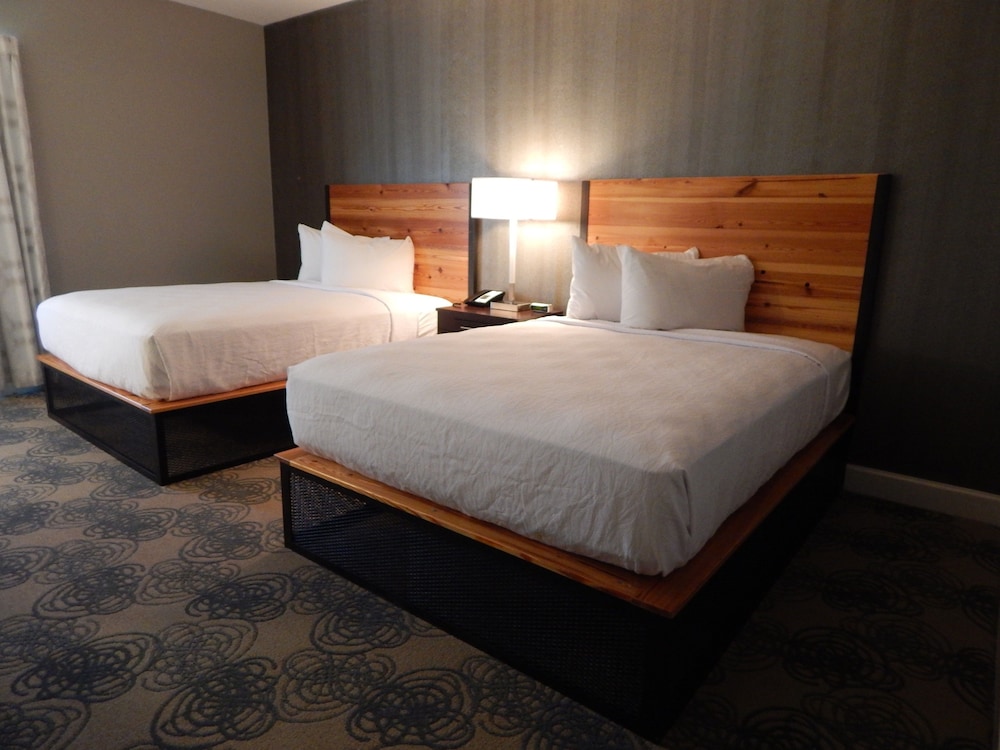 Standard Room, 2 Queen Beds, Non Smoking, Refrigerator & Microwave - Photo 3
