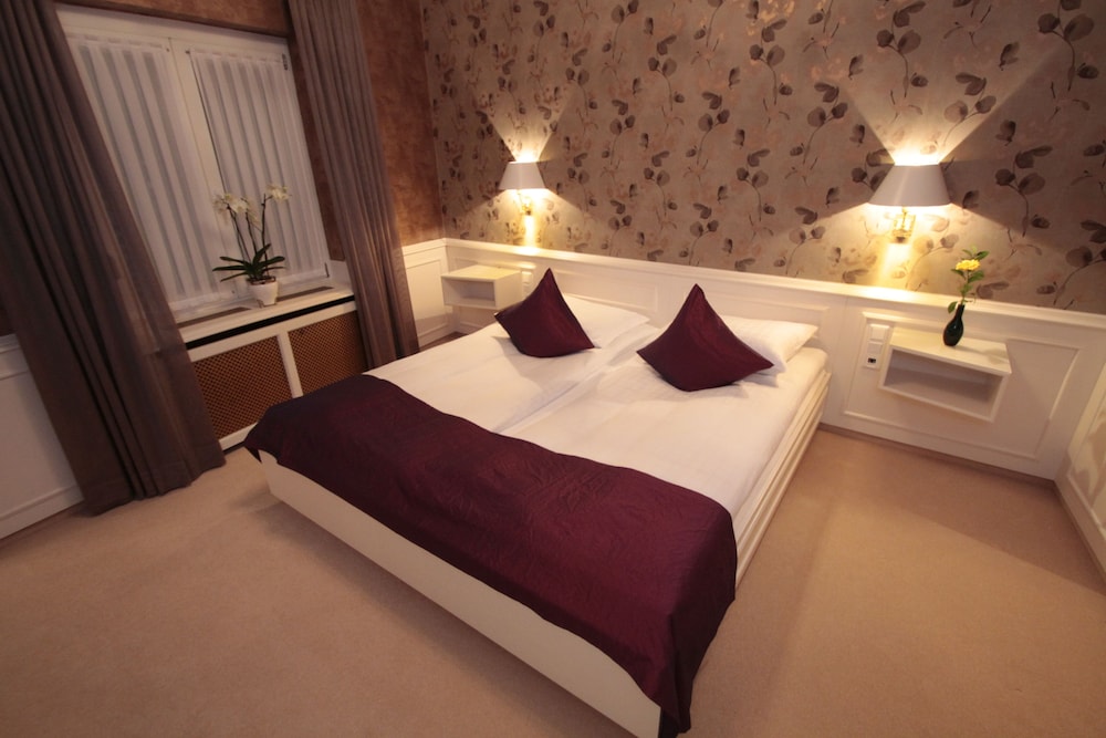 Junior Suite, 1 King Bed - Photo 2