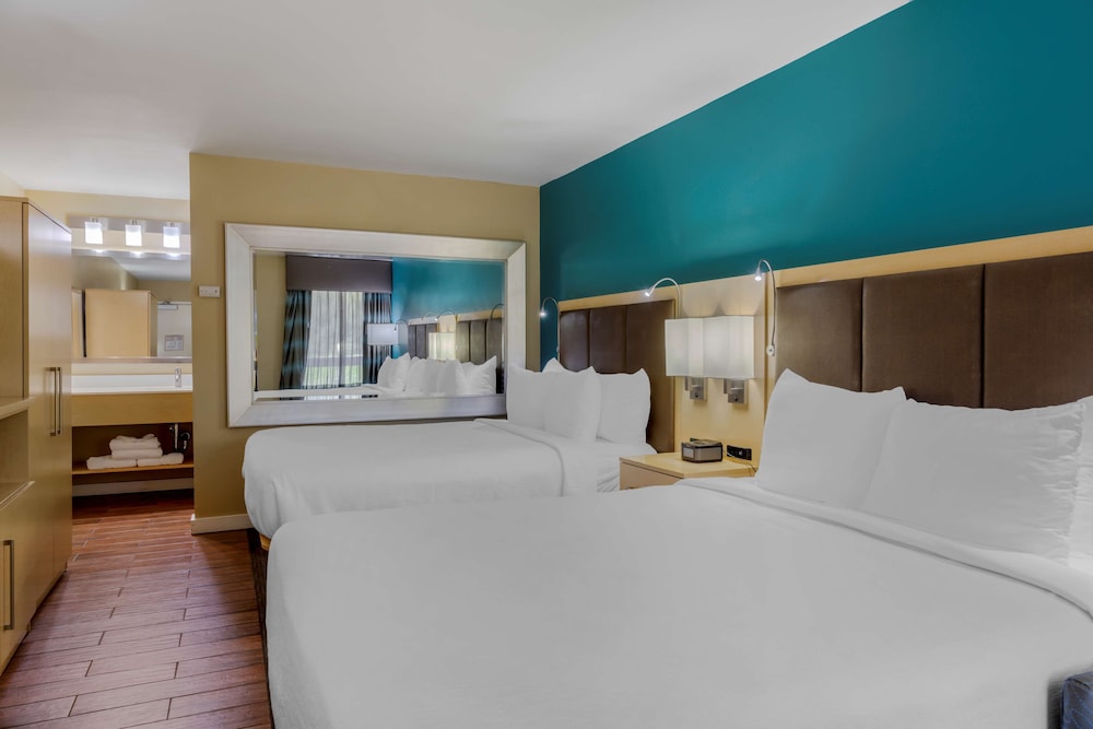 Standard Room, 2 Queen Beds, Refrigerator & Microwave, Mountain View - Photo 6