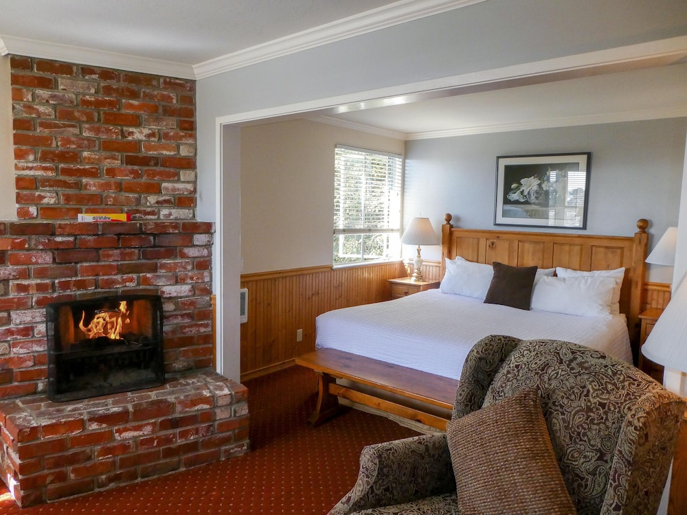 Deluxe Room, 1 King Bed, Fireplace, Garden View photo 2