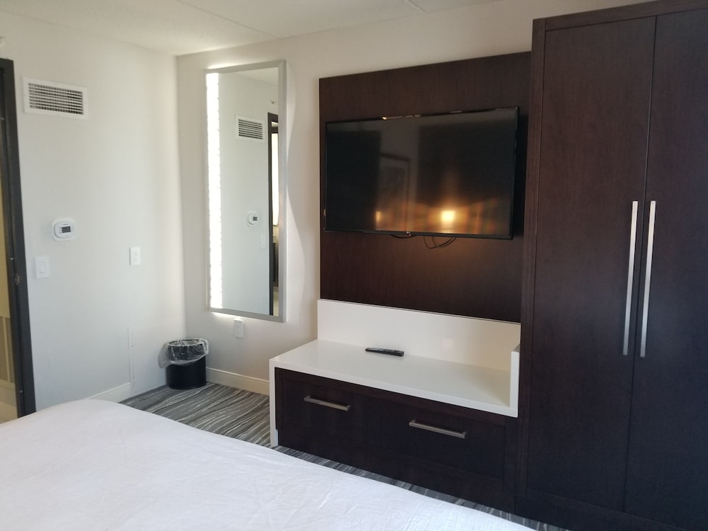 Basic Room, 1 King Bed