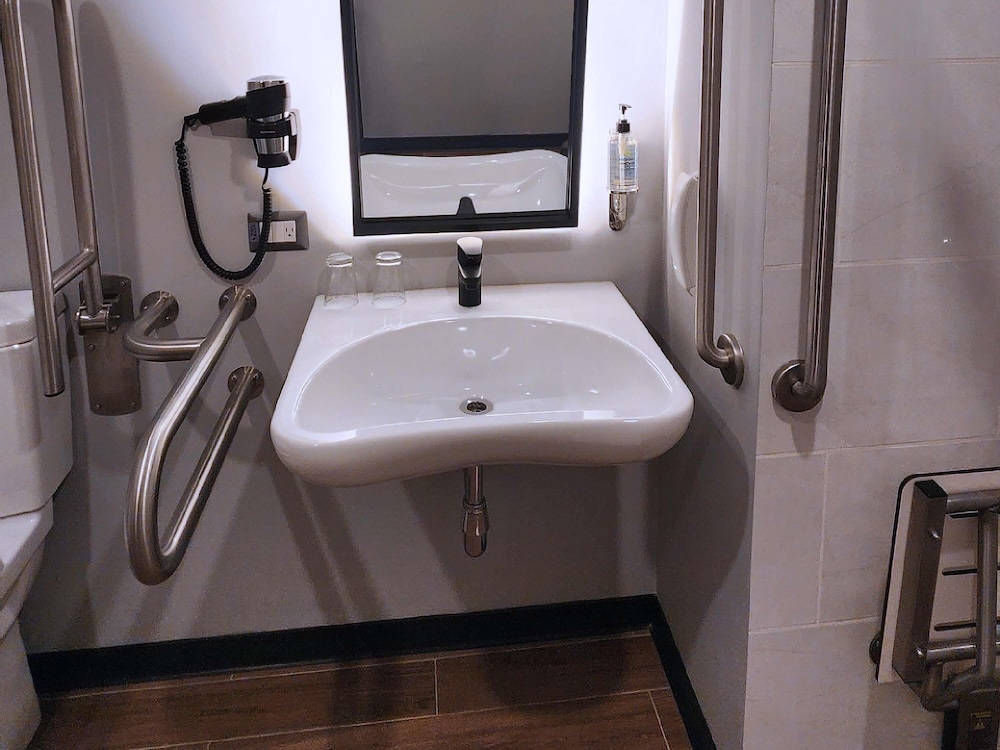 Standard Room, 1 Double Bed, Accessible (Accessible) - Photo 8