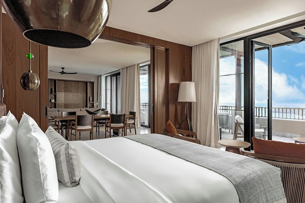 Suite, 1 King Bed, Ocean View (Balcony)