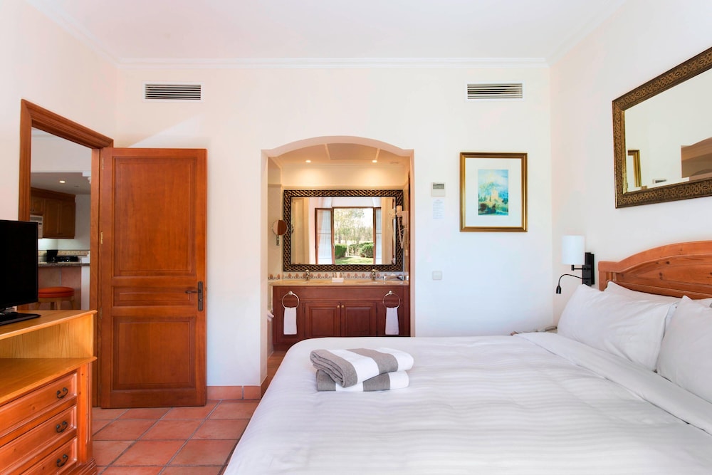 Room, 3 Bedrooms, Resort View - Photo 8