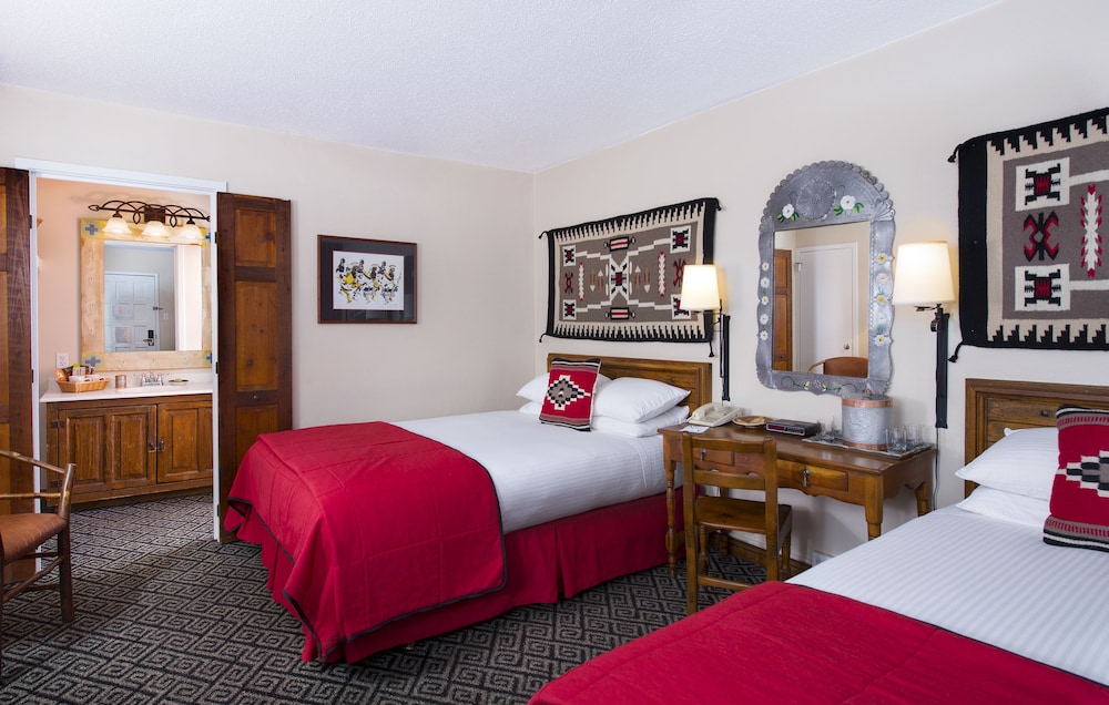 Traditional Room, 2 Queen Beds - Photo 2